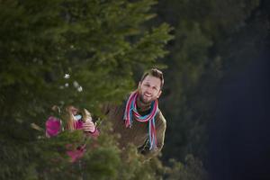 jeune couple romantique en vacances d'hiver photo