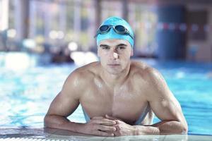 nager dans la piscine couverte photo