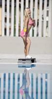 exercice de fitness femme au bord de la piscine photo