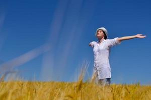 jeune femme dans un champ de blé en été photo