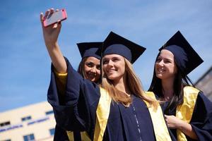 groupe d'étudiants diplômés faisant selfie photo