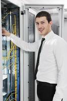 jeune ingénieur informatique dans la salle des serveurs du centre de données photo