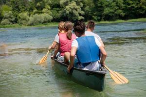 amis faisant du canoë à l'extérieur photo