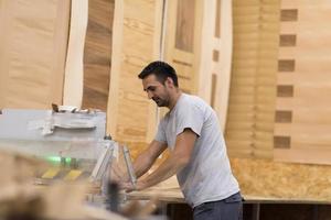 ouvrier dans une fabrique de meubles en bois photo