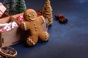 délicieux biscuits au pain d'épice au miel, au gingembre et à la cannelle photo