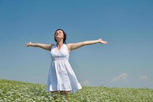 jeune femme heureuse dans un champ vert photo