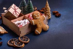 délicieux biscuits au pain d'épice au miel, au gingembre et à la cannelle photo