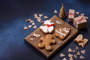 délicieux biscuits au pain d'épice au miel, au gingembre et à la cannelle photo