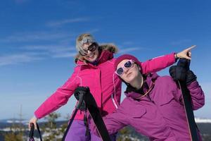 plaisir de la saison d'hiver avec un groupe de filles photo