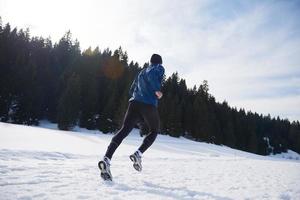 jogging sur la neige en forêt photo