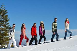 plaisirs d'hiver avec un groupe de jeunes photo