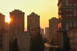 vue sur le paysage urbain du lever du soleil photo