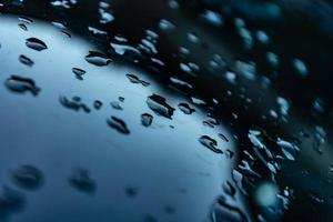 gouttes d'eau de pluie en gros plan sur le verre photo