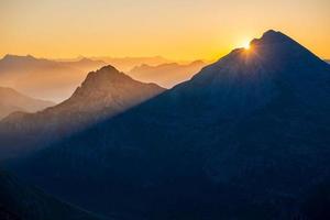 lever du soleil dans les montagnes photo