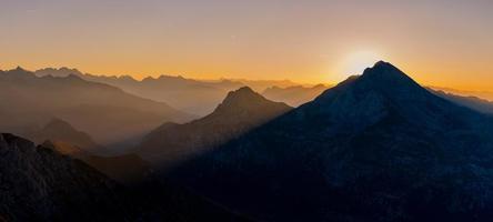 lever du soleil dans les montagnes photo