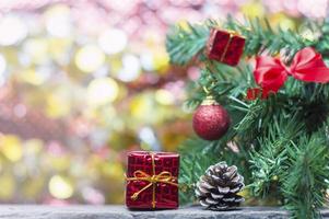 gros plan d'une boîte-cadeau artisanale avec ruban rouge sur une table en bois pour le fond de décoration de noël ou du nouvel an photo