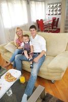 famille à la maison à l'aide d'une tablette photo