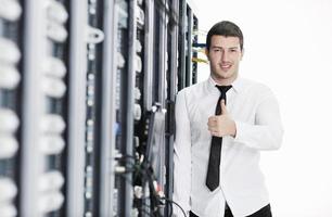 jeune ingénieur informatique dans la salle des serveurs du centre de données photo