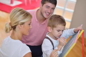 Famille s'appuyant sur la commission scolaire à la maison photo