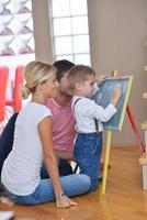 Famille s'appuyant sur la commission scolaire à la maison photo