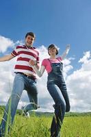 romantique jeune couple amoureux ensemble en plein air photo