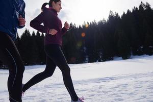 couple faisant du jogging dehors sur la neige photo