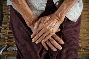 tenir les mains de grand-mère asiatique photo