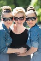 portrait de trois belles jeunes femmes avec des lunettes de soleil photo