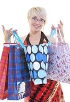 Happy young adult women shopping avec des sacs colorés photo