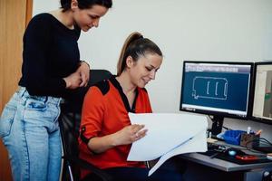 dans l'industrie lourde, un ingénieur industriel d'usine mesure avec un pied à coulisse et sur un ordinateur personnel conçoit un modèle 3d photo