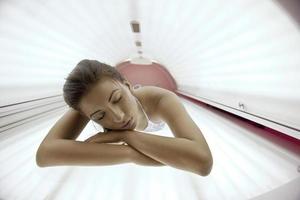 belle jeune femme bronzant au solarium photo