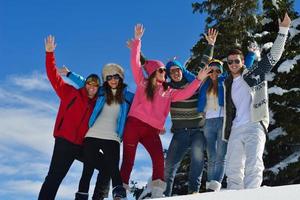 plaisirs d'hiver avec un groupe de jeunes photo