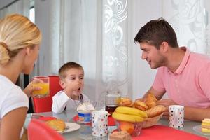 la famille prend un petit déjeuner sain à la maison photo