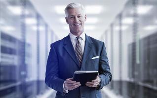 homme d'affaires senior dans la salle des serveurs photo