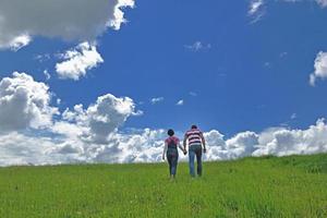 romantique jeune couple amoureux ensemble en plein air photo