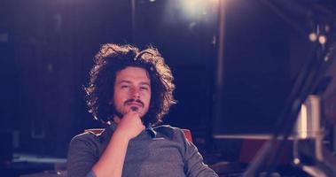 homme travaillant sur ordinateur dans un bureau sombre photo