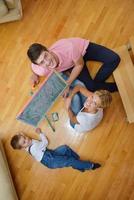 Famille s'appuyant sur la commission scolaire à la maison photo