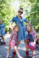 mère avec ses filles dans le parc photo