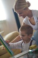 Famille s'appuyant sur la commission scolaire à la maison photo