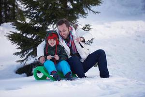 couple s'amusant et marchant en raquettes photo