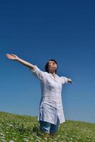 jeune femme dans un champ de blé en été photo