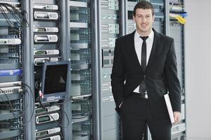 jeune ingénieur dans la salle des serveurs du centre de données photo