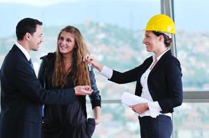 heureux jeune couple achetant une nouvelle maison avec un agent immobilier photo