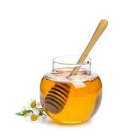 Abeille à miel en pot avec louche à miel et isolat de fleurs sur fond blanc, produits apicoles par concept d'ingrédients naturels biologiques photo
