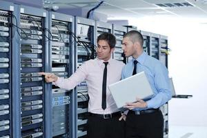 ingénieurs informatiques dans la salle des serveurs réseau photo