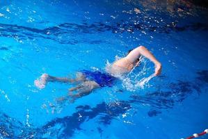 nager dans la piscine couverte photo