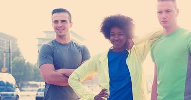 portrait d'un groupe multiethnique de jeunes sur le jogging photo