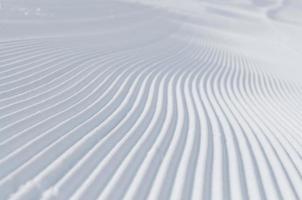 pistes sur les pistes de ski à la belle journée d'hiver ensoleillée photo