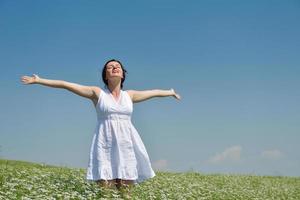 jeune femme heureuse dans un champ vert photo