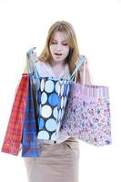 Happy young adult women shopping avec des sacs colorés photo